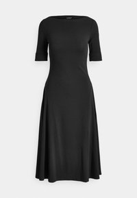 Melna kleita no gludas auduma, ar laivas veida kakla izgriezumu, īsām piedurknēm un izplūdušu A-līnijas svārku dizainu ar sānu krokām.