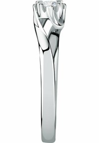 Silberring mit einem polierten, schlanken Band, das eine Vierlappenfassung aufweist, die einen runden, klaren Diamanten an der Spitze hält.