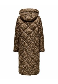 Pikowany płaszcz z kapturem w kolorze brązowym z czarnym nadrukiem w panterkę, o długim, oversize'owym kroju z wzorem przeszyć w kształcie diamentów.