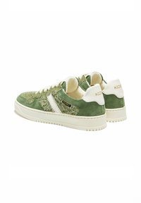 Baskets en daim vert avec des accents texturés, bande blanche, doublure intérieure douce et semelle en caoutchouc crème. Marque sur le talon.