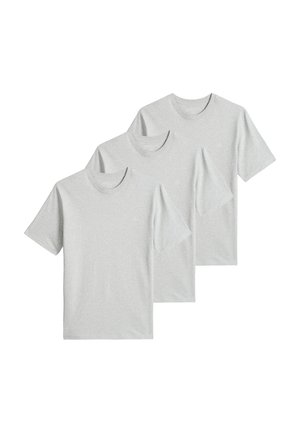 Tre ensfarvede lysegrå T-shirts med korte ærmer og rund hals, arrangeret overlappende på en hvid baggrund.
