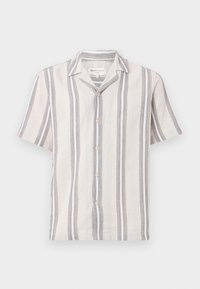 Camisa de botón de manga corta en una tela de color beige claro con rayas gris oscuro, que cuenta con un collar clásico y botones nacarados.