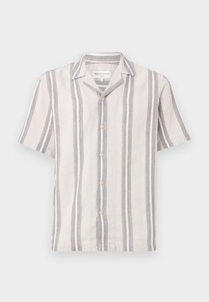 Chemise à manches courtes en tissu beige clair avec des rayures gris foncé, dotée d'un col classique et de boutons nacrés.