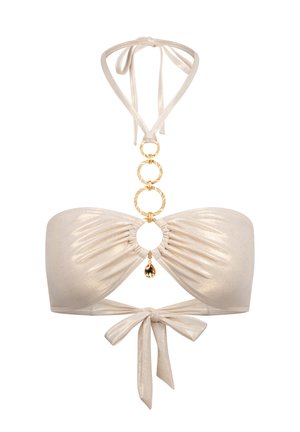 Bikini top in metallic crème met een bandeau ontwerp, voorzien van een centraal cirkel detail met gouden ringen en een hangende hanger, vastgemaakt met strikjes.