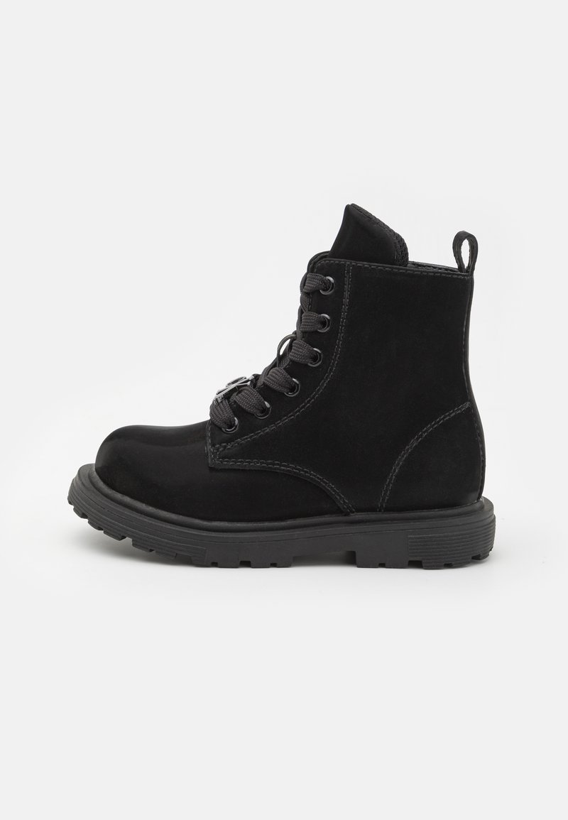 Botas negras hasta el tobillo con acabado de ante, puntera redonda, diseño de cordones, suela de goma y una pequeña lengüeta en la parte posterior.