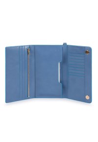 Blauer Leder-Brieftasche mit glatter Textur, die mehrere Kartenfächer, ein Reißverschlussfach und einen Druckknopfverschluss auf der rechten Seite bietet.