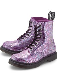 Bottes à cheville métalliques violettes avec une texture reptile, lacets noirs et semelle en caoutchouc. Comprennent une languette à l'arrière et une doublure intérieure contrastante.