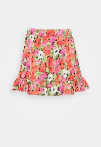 Bloemrijke rok met een levendig patroon van rode, roze en groene bloemen op een witte achtergrond, met een uitlopende, gerimpelde zoom.