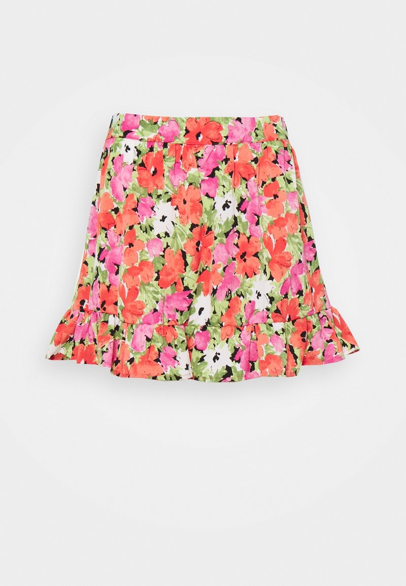 Bloemrijke rok met een levendig patroon van rode, roze en groene bloemen op een witte achtergrond, met een uitlopende, gerimpelde zoom.