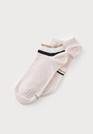 Calzini alla caviglia rosa con strisce bianche, nere e oro metallizzato sulla parte superiore; texture morbida; materiale leggero; design casual.