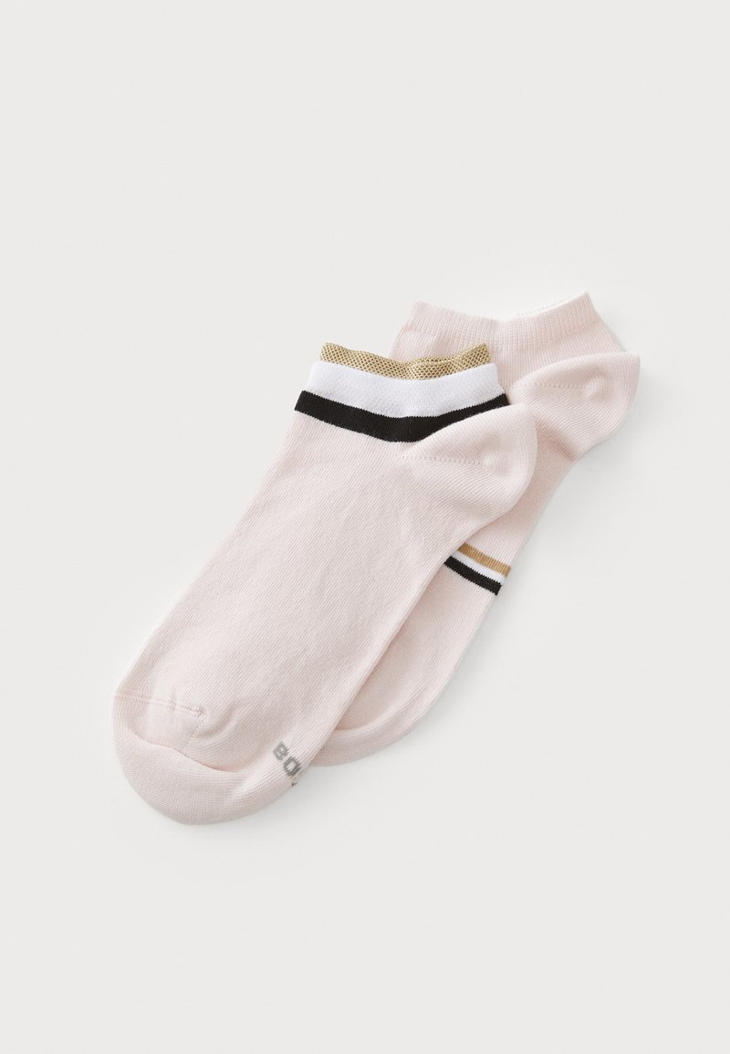 Calcetines de tobillo rosa con rayas blancas, negras y doradas metálicas en el puño; textura suave; material ligero; diseño casual.