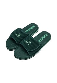 Ciemnozielone klapki z tłoczonej tkaniny, teksturowanej podeszwie oraz brandingiem "KUBOTA" w jaśniejszym zielonym na wkładce.