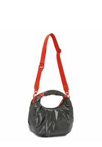 Graue glänzende Handtasche aus synthetischem Material mit strukturierter Form, akzentuiert durch roten verstellbaren Riemen und Griff. Reißverschlussverschluss.