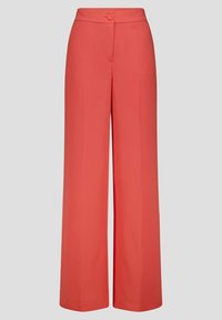 Koraalkleurige wijde broek gemaakt van gladde stof, met een voorgesneden knoopsluiting en netjes gestreken plooien langs de benen.