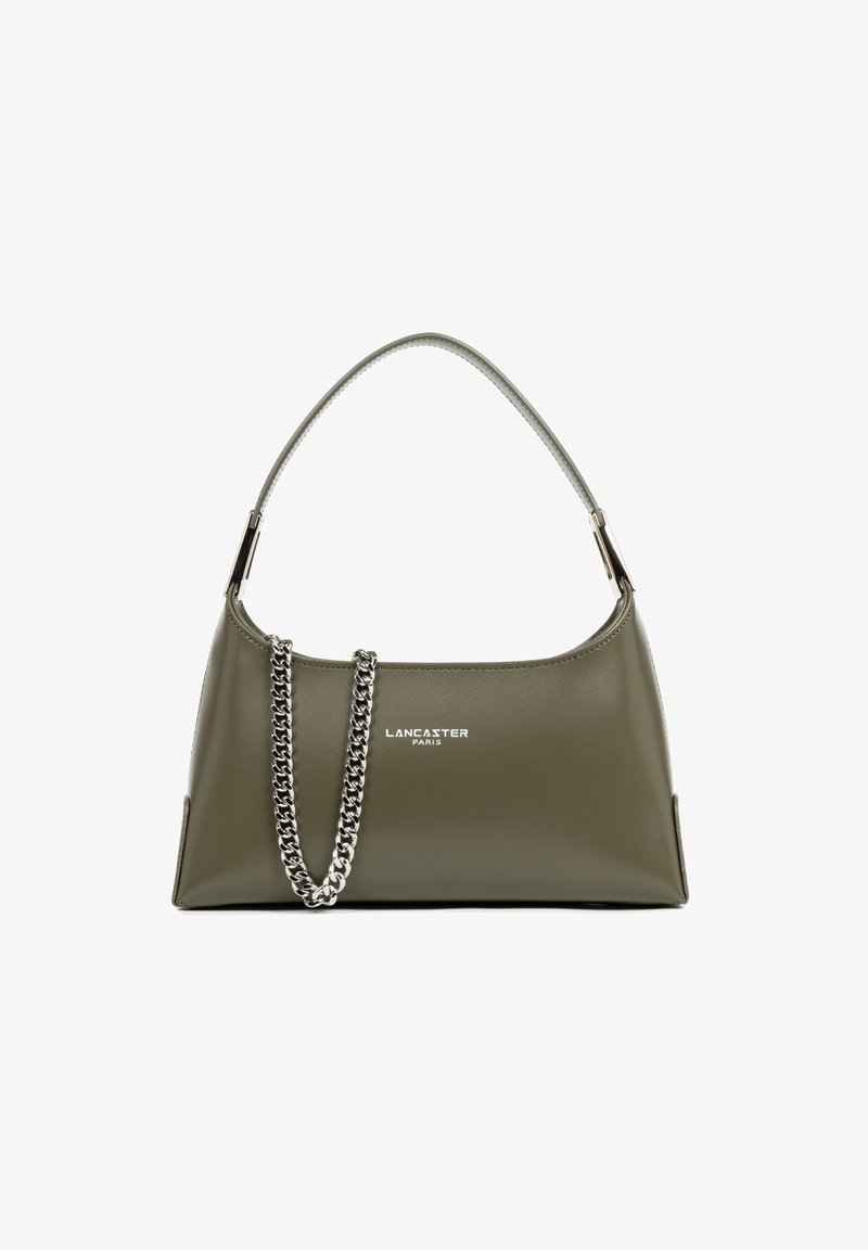 Khaki handtas met een strak ontwerp, voorzien van een zilveren schouderband en de merknaam "Lancaster Paris" op de voorkant gegraveerd.