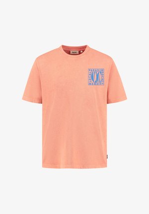 Rövid ujjú póló világos barack színben, puha anyagból készült. Kék grafikával ellátott szövegmintázat található a bal felső mellrészen.