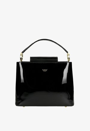 Sac à main en cuir verni noir avec un design structuré, comportant une poignée supérieure, des accents en métal doré et un petit rabat à l'avant.
