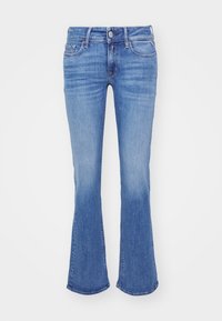 Jeans de mezclilla azul claro, acampanados, con un lavado medio, cinco bolsillos, cierre de botón y ligero desgaste hacia el dobladillo.