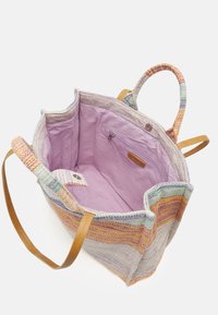 Tote tas met een meerkleurige geweven buitenkant, voorzien van pastelstrepen. De binnenkant is gevoerd met lichtpaarse stof en heeft een ritsvak.