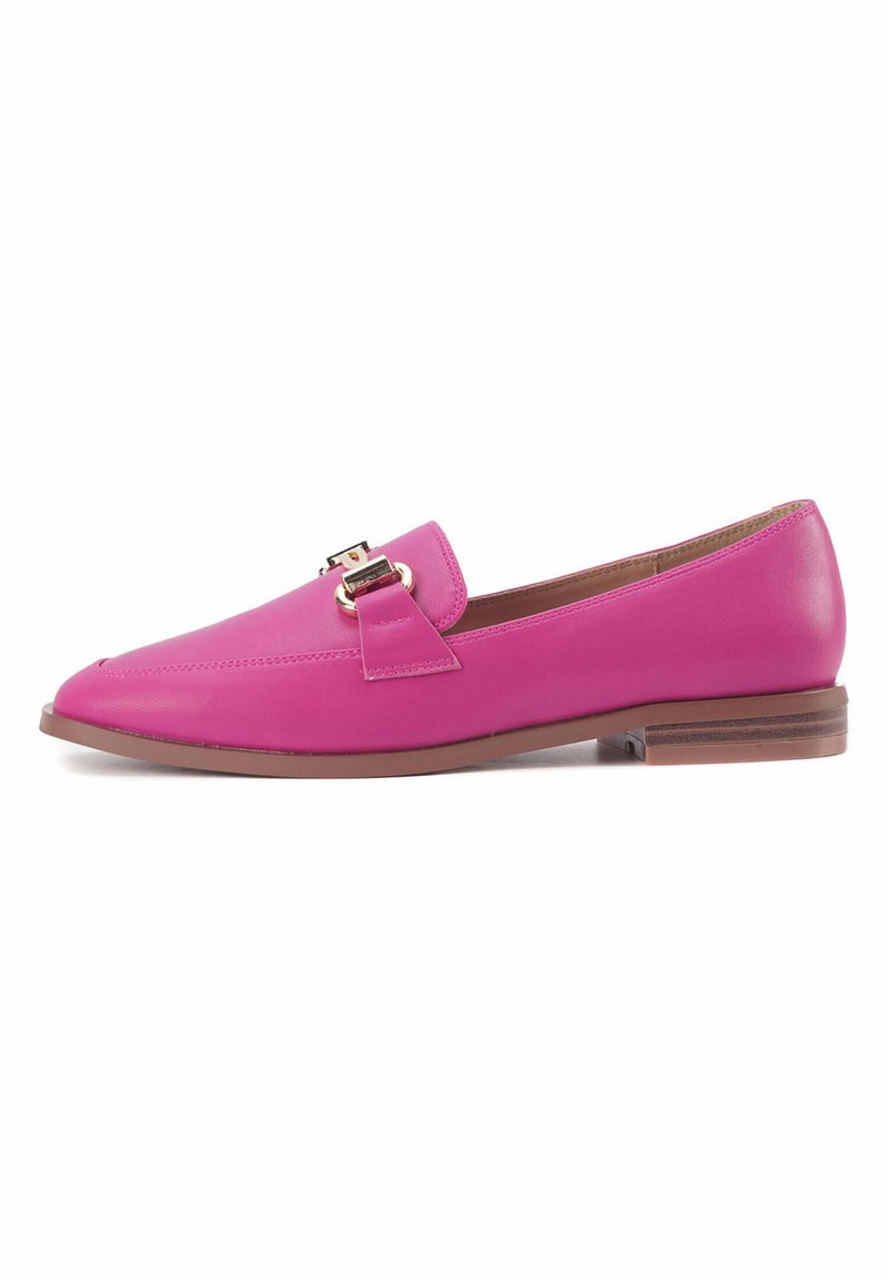 Mocassino di pelle fucsia con punta affusolata, dettagli in metallo dorato, piccolo fiocco decorativo e tacco basso marrone. Texture liscia.