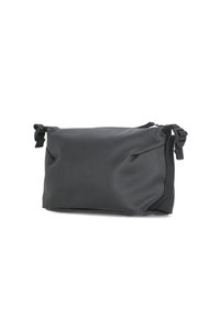 Borsa nera in tessuto morbido a forma rettangolare, con due dettagli legati, chiusura a zip e texture liscia.