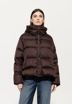 Braune Daunenjacke mit hohem Kragen, Reißverschluss und verstellbarem Kordelzug. Mit gestepptem Design und seitlichen Taschen.