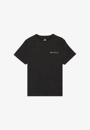 Musta lyhythihainen pyöreäkauluksinen t-paita, jossa vasemmassa rinnassa pieni valkoinen "New Heights" -teksti ja logo.