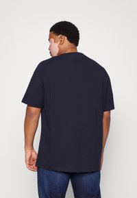 Tommy Hilfiger TEE - T-shirt básica - desert sky