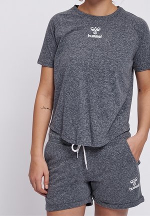 Persoon draagt een donkergrijs gemêleerd T-shirt met korte mouwen en bijpassende korte broek met wit "hummel" logo op borst en been.