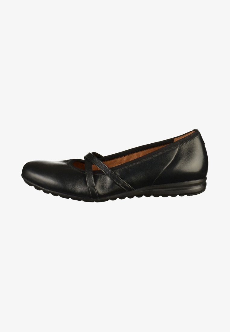 Chaussure plate en cuir noir avec bout arrondi et deux brides croisées sur le dessus, avec une semelle en caoutchouc légèrement texturée.