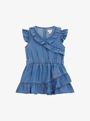 Abito in denim con maniche a volant, scollo incrociato e vita arricciata. Presenta una gonna a strati e il logo "Guess" ricamato in rosa sul lato.