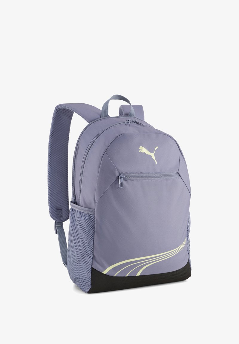 Sac à dos Purple Puma avec poches zippées à l'avant et sur les côtés, bretelles rembourrées, et un fond noir avec des rayures courbes claires.