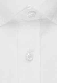 Tissu de chemise blanche avec une texture lisse, comportant un col pointu et un bouton en plastique transparent unique au niveau du cou.