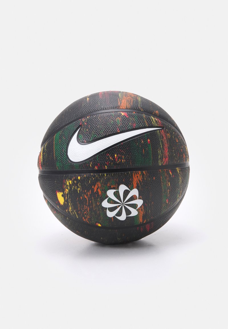 Nike-basketboll med en svart, texturerad yta som har färgglada splashmönster i grönt, orange och rött; vita logotyper på båda sidor.
