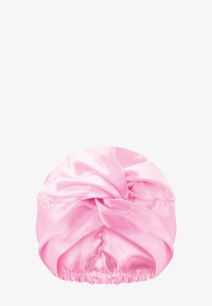 Rosa Satin-Kopftuch mit gedrehtem Knotendesign und elastischem Band hinten für einen sicheren Sitz.