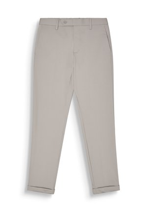 Pantalones gris claro con una textura suave, que cuentan con cierre de botón, bolsillos laterales y dobladillos enrollados en el bajo.