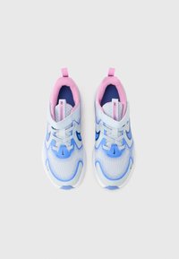 Αθλητικά παπούτσια ανοιχτού γαλάζιου χρώματος με επάνω μέρος από δίχτυ, ροζ λεπτομέρειες, κλείσιμο με κορδόνια και υφή στην σόλα με διακριτικό σχέδιο.
