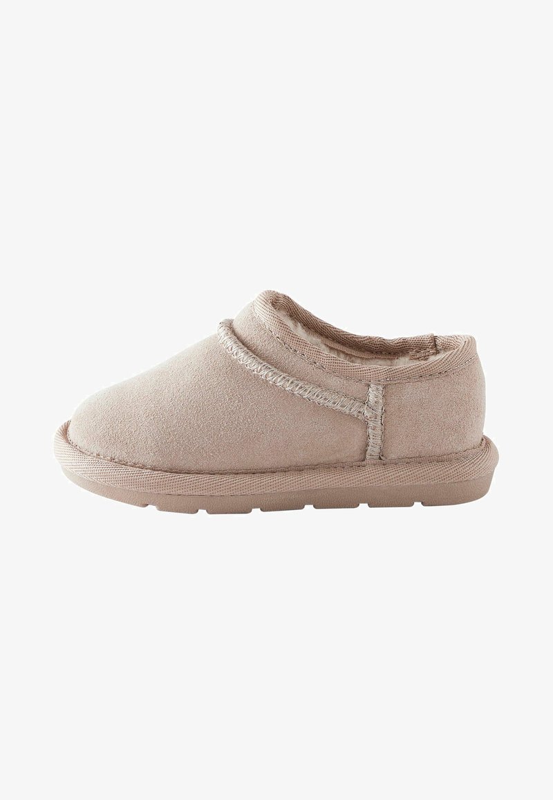 Pantofola beige con un morbido esterno in similpelle scamosciata, forma arrotondata e dettagli cuciti lungo l'apertura e i lati. Suola in gomma.