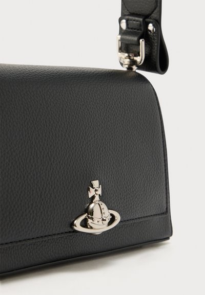 Μαύρη δερμάτινη τσάντα χειρός με δομημένο σχεδιασμό, με ασημί διακοσμητικό πλανήτη και αφαιρούμενο λουράκι. Υφή με λεπτές ραφές.