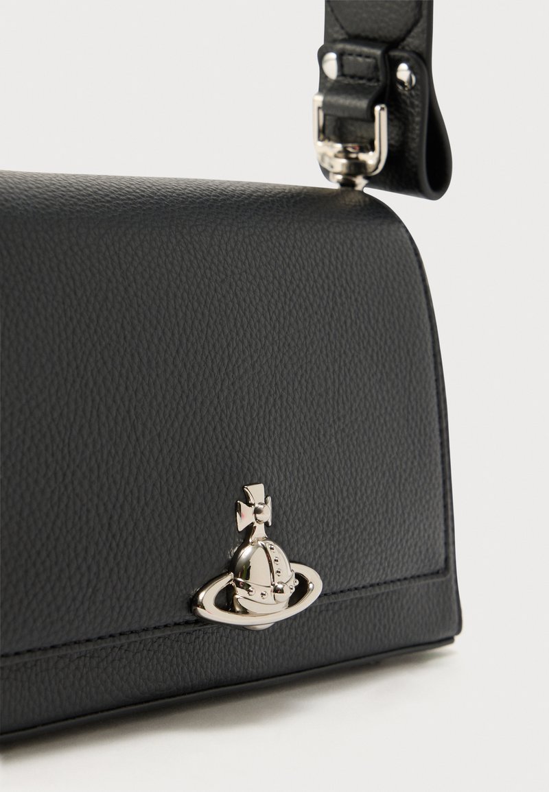 Sac à main en cuir noir au design structuré, doté d'un accent planétaire en ton argenté et d'une bandoulière amovible. Surface texturée avec coutures soignées.