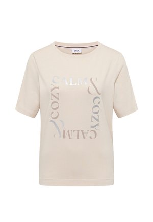 Lys beige kortærmet T-shirt i blødt stof med et centralt grafisk design med ordene "CALM" og "COZY" i metallisk sølv og grå.