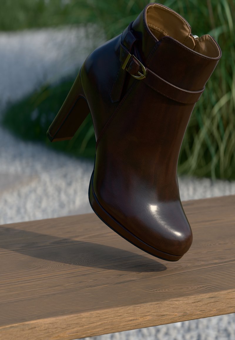 Bottine en cuir marron avec une finition brillante, un talon haut et un détail de boucle sur le côté, présentée sur une surface en bois.