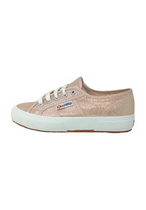 Sneaker bassa con lacci in tessuto metallizzato color oro rosa, suola in gomma bianca e targhetta con logo "Superga" sul lato.