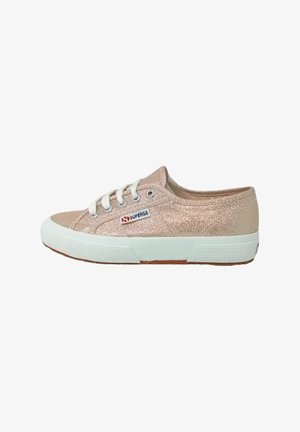 Sneaker bassa con lacci in tessuto metallizzato color oro rosa, suola in gomma bianca e targhetta con logo "Superga" sul lato.
