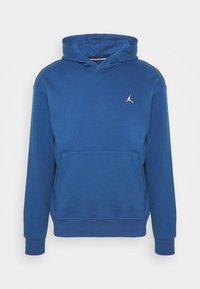Sudadera azul de material suave, con un bolsillo canguro, puños acanalados y un pequeño logo blanco de Jordan en el pecho.