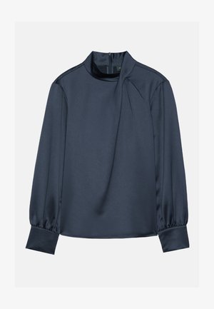 Blouse bleu marine à manches longues avec un col montant, détail plissé sur le devant et poignets froncés, fabriquée en tissu lisse semblable à de la satin.