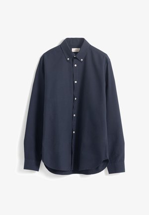 Camisa azul marino de botones, con mangas largas, dobladillo redondeado y botones blancos. Tela suave con cuello y un pequeño logo en el pecho.