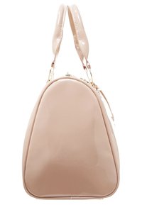 Beige patenterad läderhandväska med rundad, triangelform. Har två släta handtag och ett dragkedjestängning med detaljer i guld.