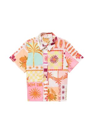 Kurzärmeliges Hemd mit Knopfleiste und bunten tropischen Mustern, darunter Palmen, Sonnenmotive, Bananen und Orangen auf einem pastellfarbenen Patchwork-Hintergrund.