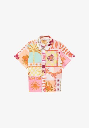 Camisa de manga corta con botones, con patrones tropicales coloridos que incluyen palmeras, motivos solares, plátanos y naranjas sobre un fondo de patchwork en tonos pastel.